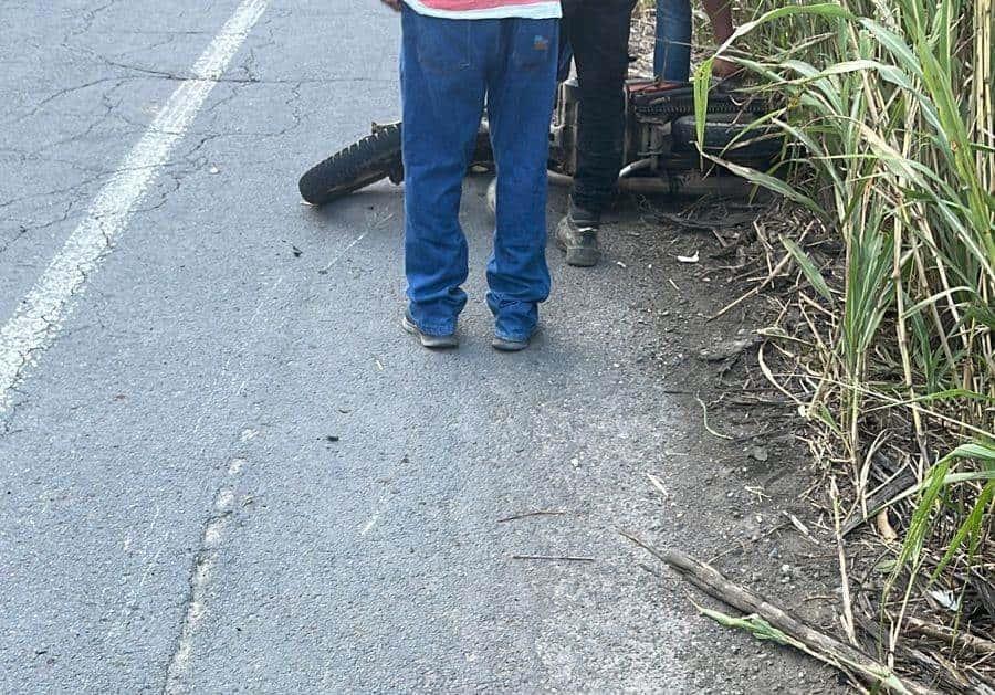 Motociclista derrapa su motocicleta en el tramo Tierra Blanca–La Tinaja