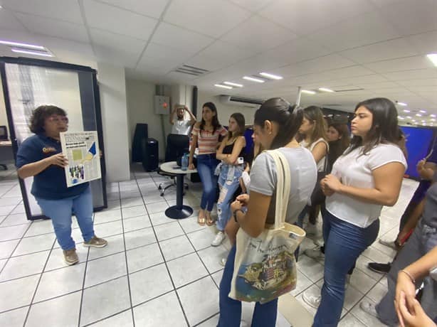 Estudiantes de Comunicación de la UCC visitan el periódico Imagen de Veracruz