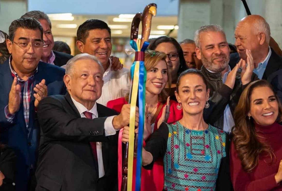 AMLO reprocha al INE solicitud de eliminar la foto de entrega del bastón de mando a Claudia Sheinbaum de sus redes