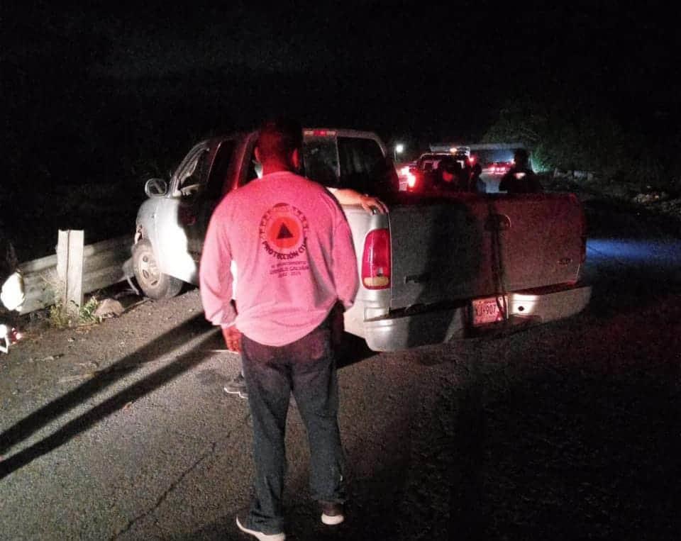 Hombre choca su camioneta contra valla metálica en Úrsulo Galván