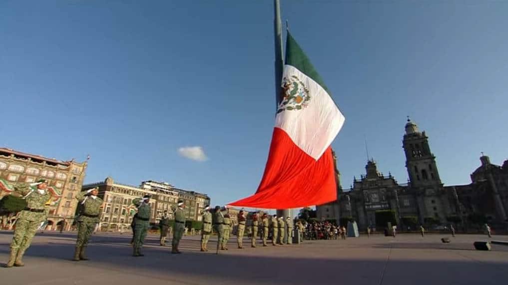 Izan bandera de México en memoria de las víctimas de los sismos de 1985 y 2017