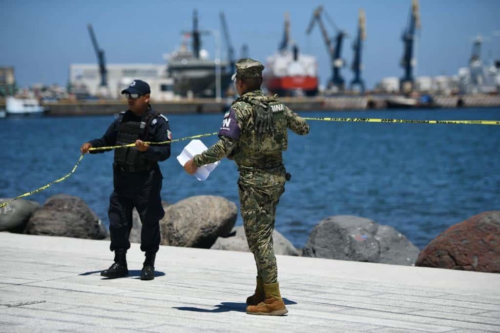 Hallan cuerpo flotando en la plaza del Migrante, en Veracruz | VIDEO