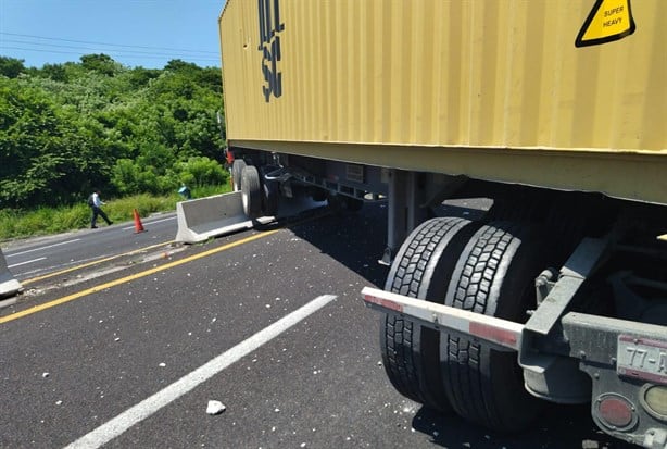 Aparatoso choque de tráiler y automóvil en carretera Veracruz-Cardel