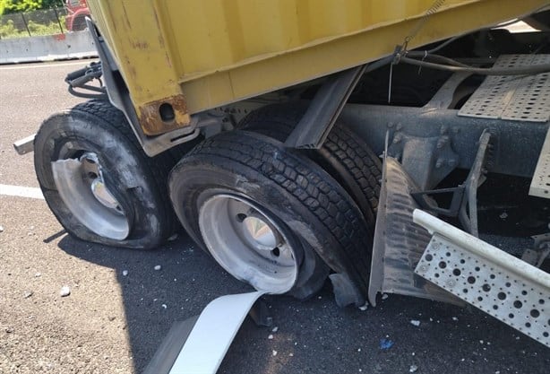 Aparatoso choque de tráiler y automóvil en carretera Veracruz-Cardel