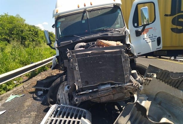 Aparatoso choque de tráiler y automóvil en carretera Veracruz-Cardel