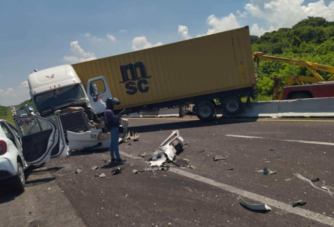 Aparatoso choque de tráiler y automóvil en carretera Veracruz-Cardel