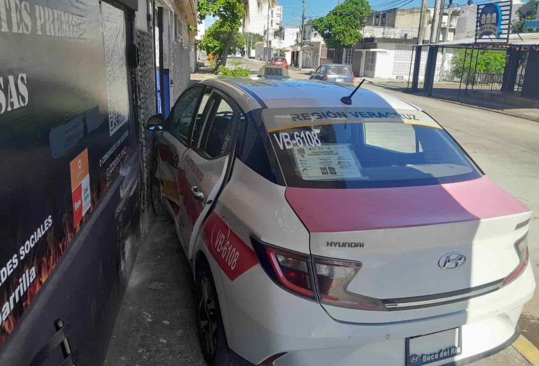Taxista se estrella contra la barda de una casa en el fraccionamiento Reforma, en Veracruz
