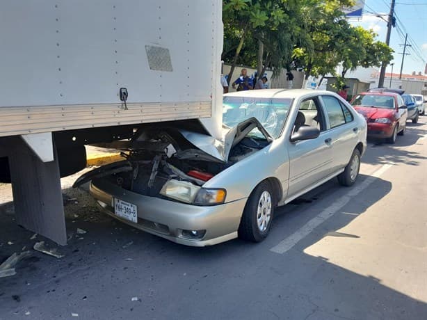 Auto se incrusta contra la parte trasera de camión de carga en colonia de Veracruz