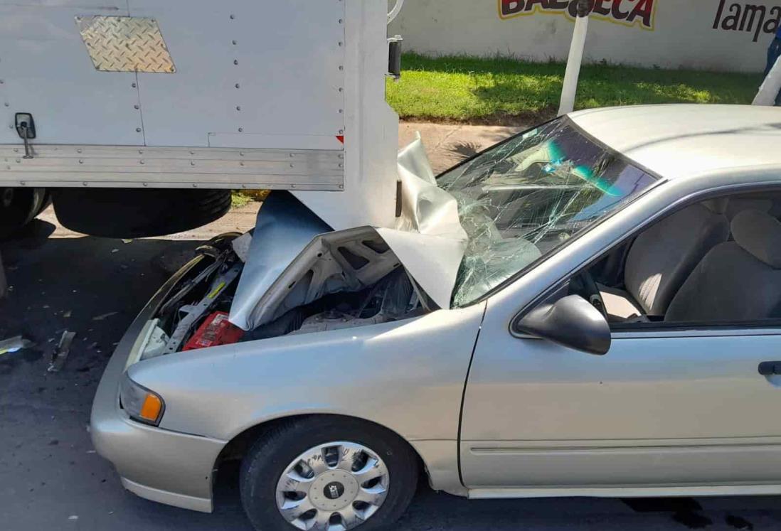 Auto se incrusta contra la parte trasera de camión de carga en colonia de Veracruz