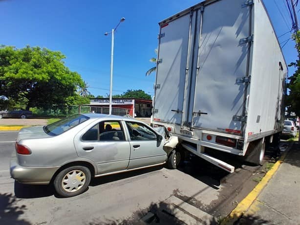 Auto se incrusta contra la parte trasera de camión de carga en colonia de Veracruz