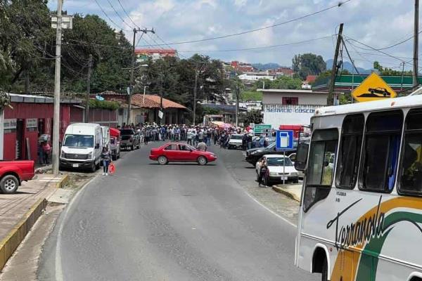 Bloquean carretera de Coscomatepec a Fortín; este es el motivo