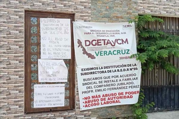 En Misantla, brigada de la SEP cumple un mes de protestas