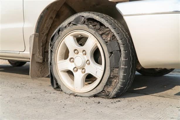 ¿Se te reventó una llanta mientras ibas en carretera? Así podrás detenerte sin sufrir un accidente