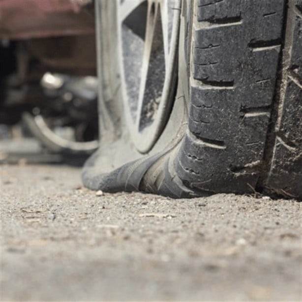 ¿Se te reventó una llanta mientras ibas en carretera? Así podrás detenerte sin sufrir un accidente