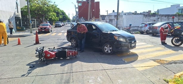 Automóvil choca y fractura a motociclista en calles de Veracruz