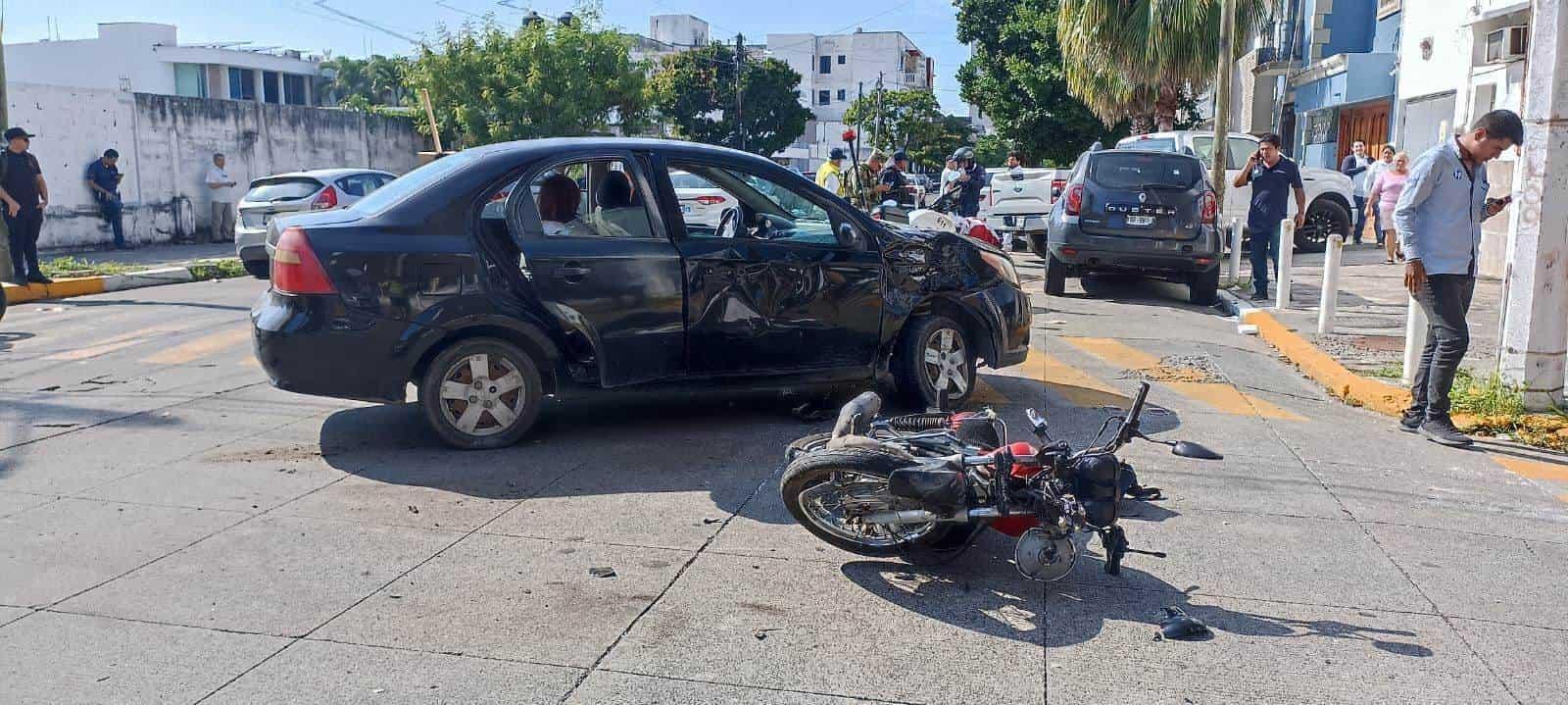 Automóvil choca y fractura a motociclista en calles de Veracruz