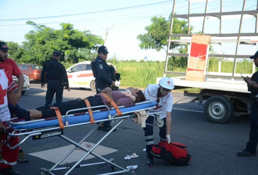 Mujer derrapa en su motoneta en la carretera Veracruz-Medellín