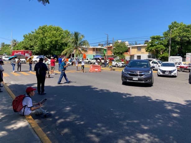 Bloquean calles de El Coyol, en Veracruz por falta de agua | VIDEO