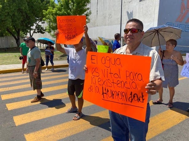 Bloquean calles de El Coyol, en Veracruz por falta de agua | VIDEO