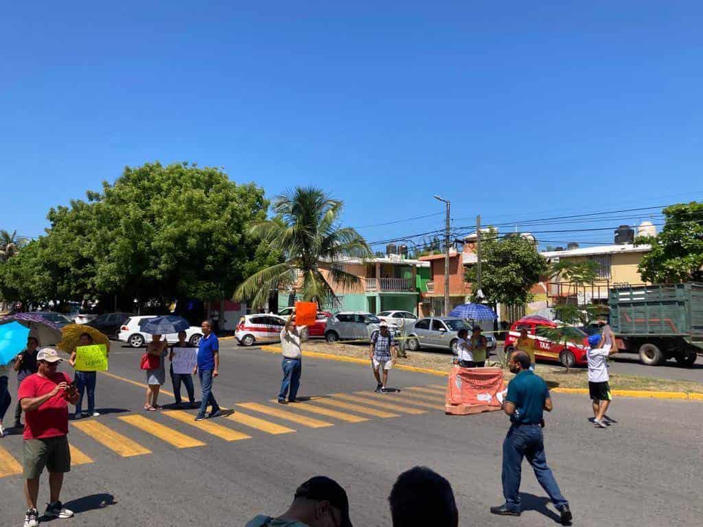 Bloquean calles de El Coyol, en Veracruz por falta de agua | VIDEO