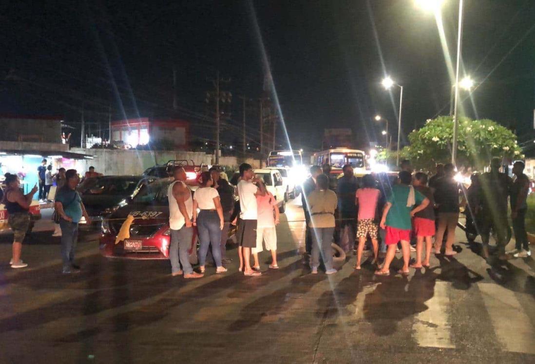 Caos en avenida JB Lobos; vecinos bloquean por falta de agua en Veracruz