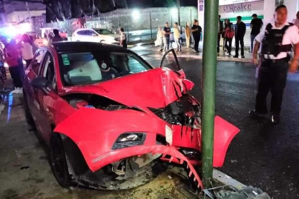 Auto choca contra poste de alumbrado público en Orizaba