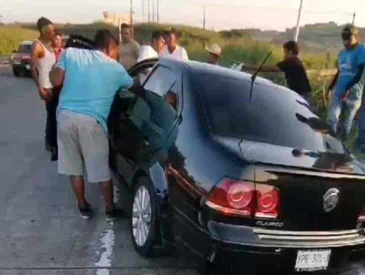 Vehículo queda varado en la cuneta del bulevar Kilómetro 13.5 en Veracruz