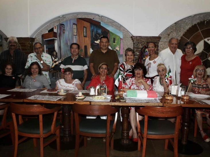 El Grupo de Amigos Queridos disfrutan mañana patriótica