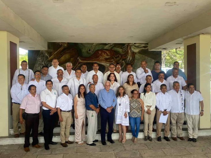 Egresados de la Facultad de Medicina Veterinaria y Zootecnia  de la UV develan placa