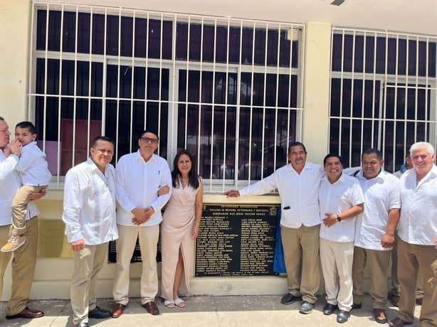 Egresados de la Facultad de Medicina Veterinaria y Zootecnia  de la UV develan placa