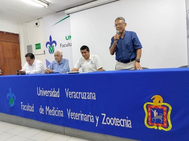 Egresados de la Facultad de Medicina Veterinaria y Zootecnia  de la UV develan placa