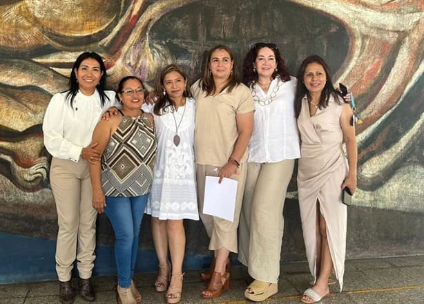 Egresados de la Facultad de Medicina Veterinaria y Zootecnia  de la UV develan placa