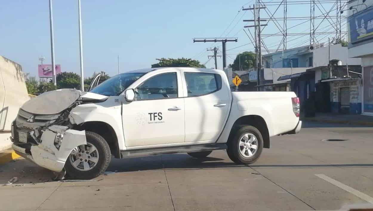 Camioneta choca contra puente de La Boticaria en Boca del Río