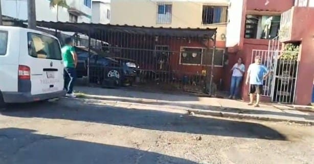 Ayudan a su vecino a apagar incendio en casa en la colonia Vistamar, en Veracruz