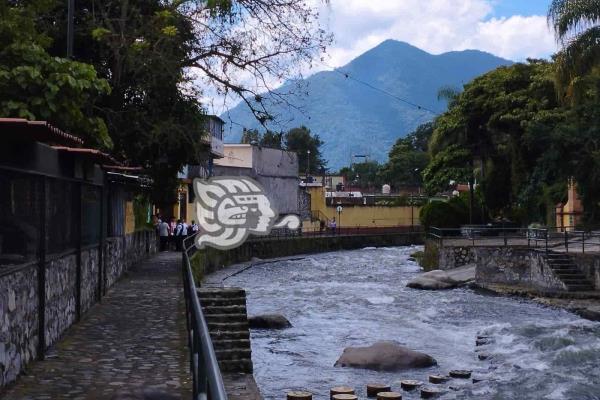 Rescatan a mujer tras ser arrastrada por la corriente del río Orizaba