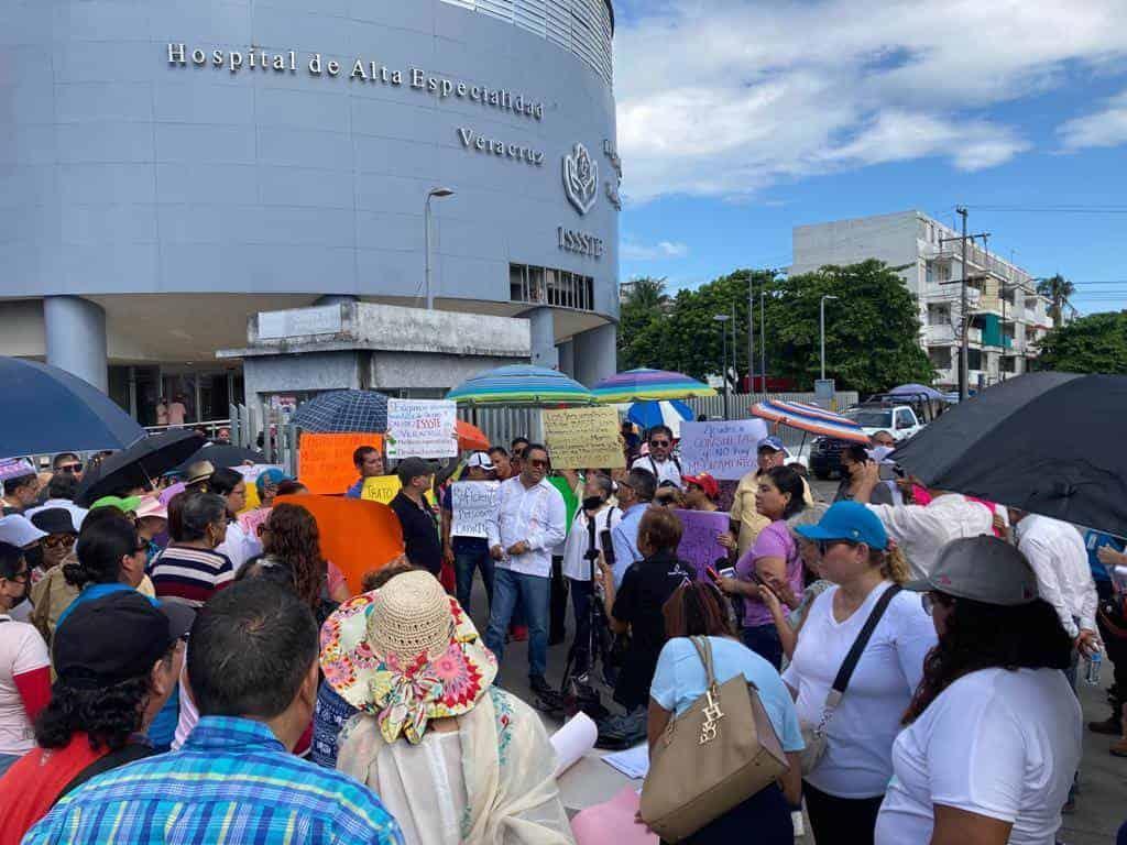 Amagan maestros con tomar hospitales del ISSSTE en Veracruz por mala atención