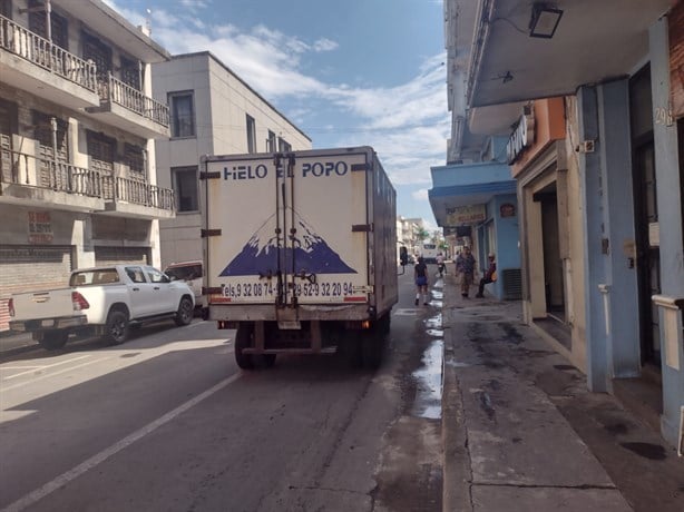 Reabren calle del centro de Veracruz por hundimiento, pero continúa sin repavimentar