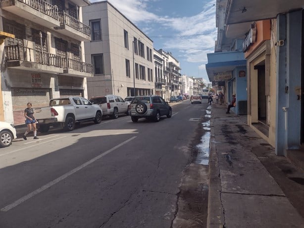 Reabren calle del centro de Veracruz por hundimiento, pero continúa sin repavimentar