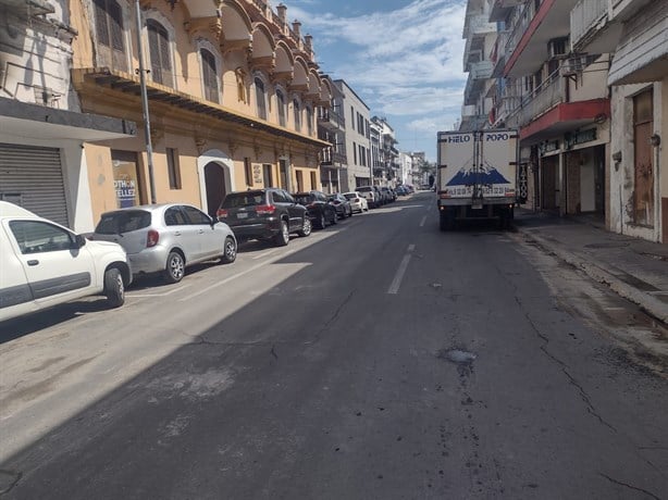 Reabren calle del centro de Veracruz por hundimiento, pero continúa sin repavimentar