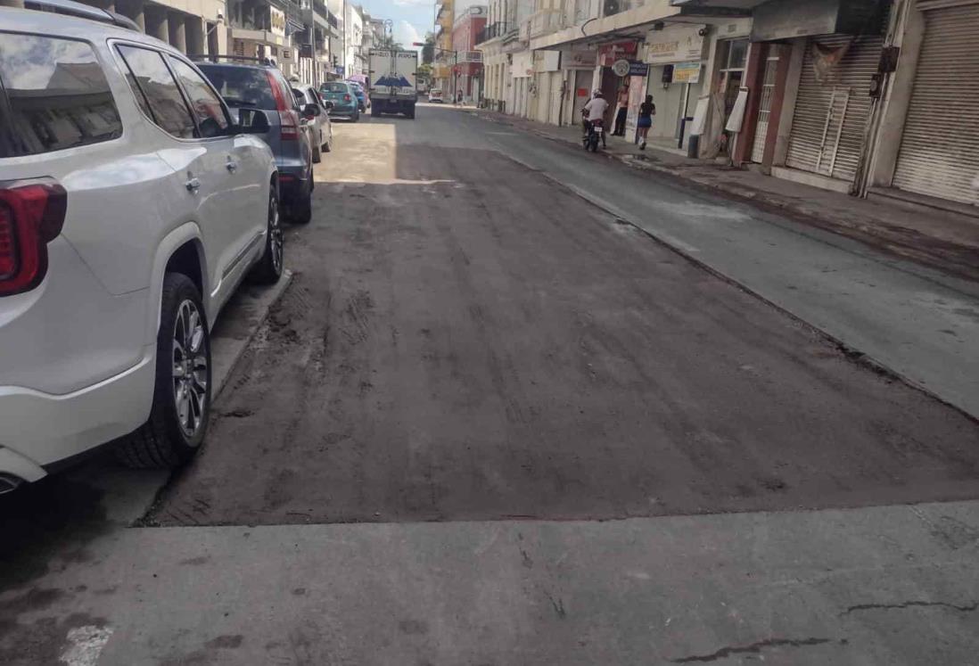 Reabren calle del centro de Veracruz por hundimiento, pero continúa sin repavimentar