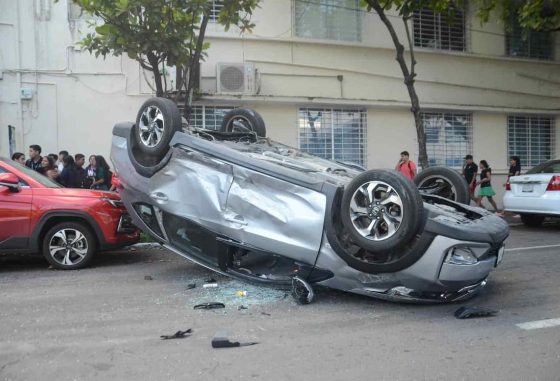 Aparatoso choque y volcadura en avenida del Centro de Veracruz