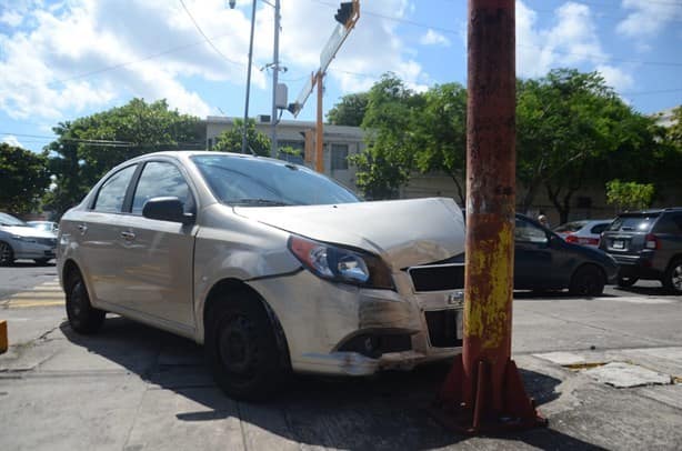 Aparatoso choque y volcadura en avenida del Centro de Veracruz