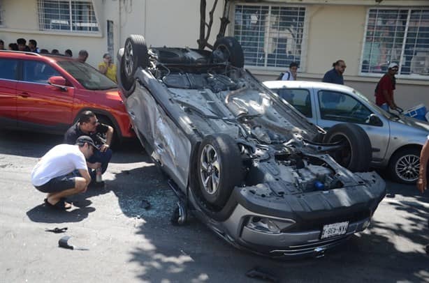 Aparatoso choque y volcadura en avenida del Centro de Veracruz