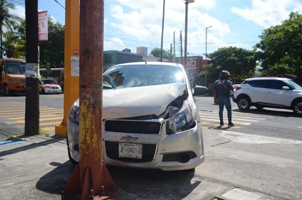 Aparatoso choque y volcadura en avenida del Centro de Veracruz