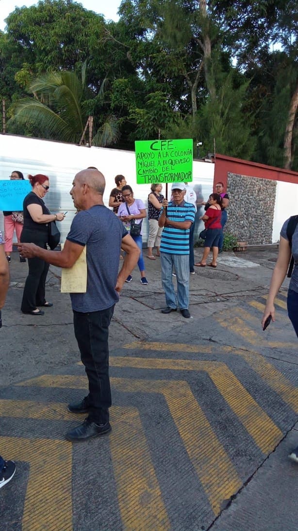 Se manifiestan habitantes contra CFE en sus oficinas en Díaz Mirón, en Veracruz