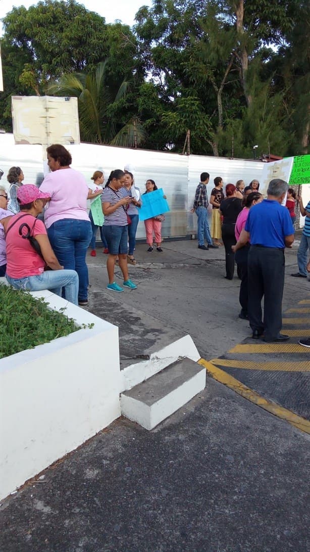 Se manifiestan habitantes contra CFE en sus oficinas en Díaz Mirón, en Veracruz