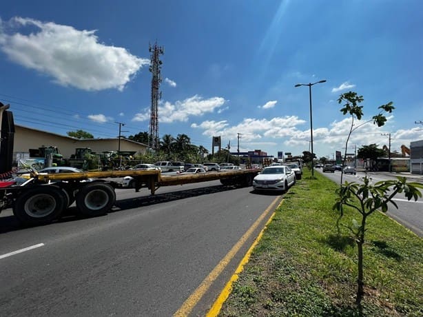Taxi se impacta contra tráiler en la carretera Veracruz-Xalapa