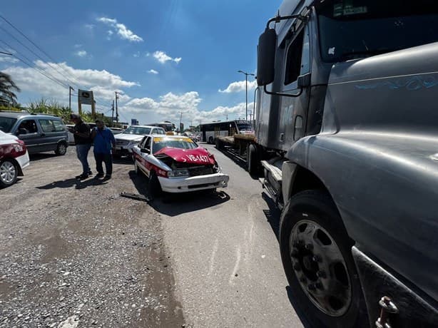 Taxi se impacta contra tráiler en la carretera Veracruz-Xalapa