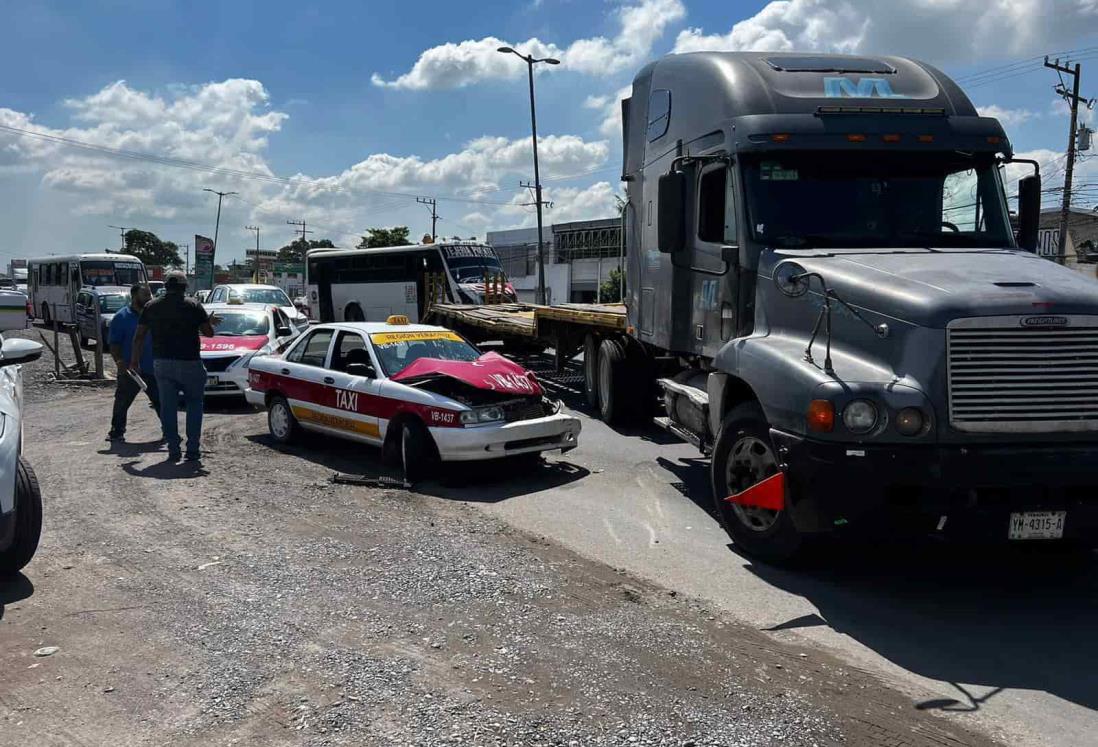 Taxi se impacta contra tráiler en la carretera Veracruz-Xalapa