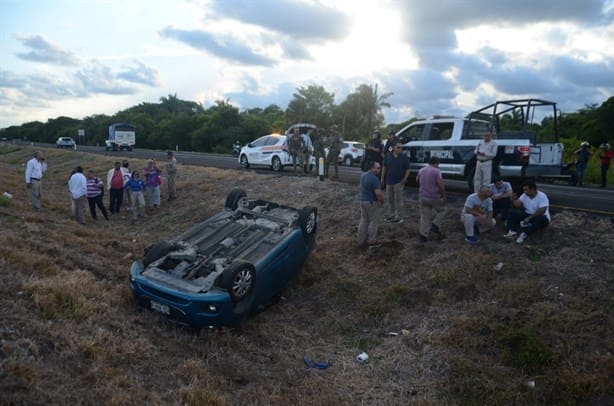 Trabajadores sufren volcadura en carretera de Veracruz